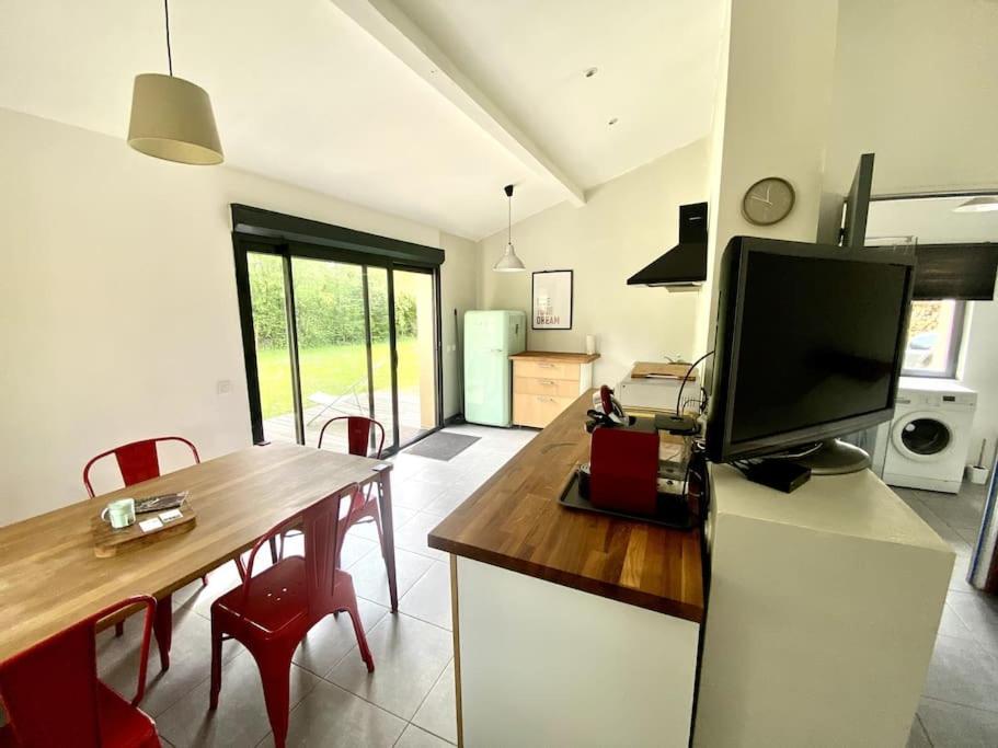 La Lande - Petite Maison Avec Jardin Vendat Exterior photo
